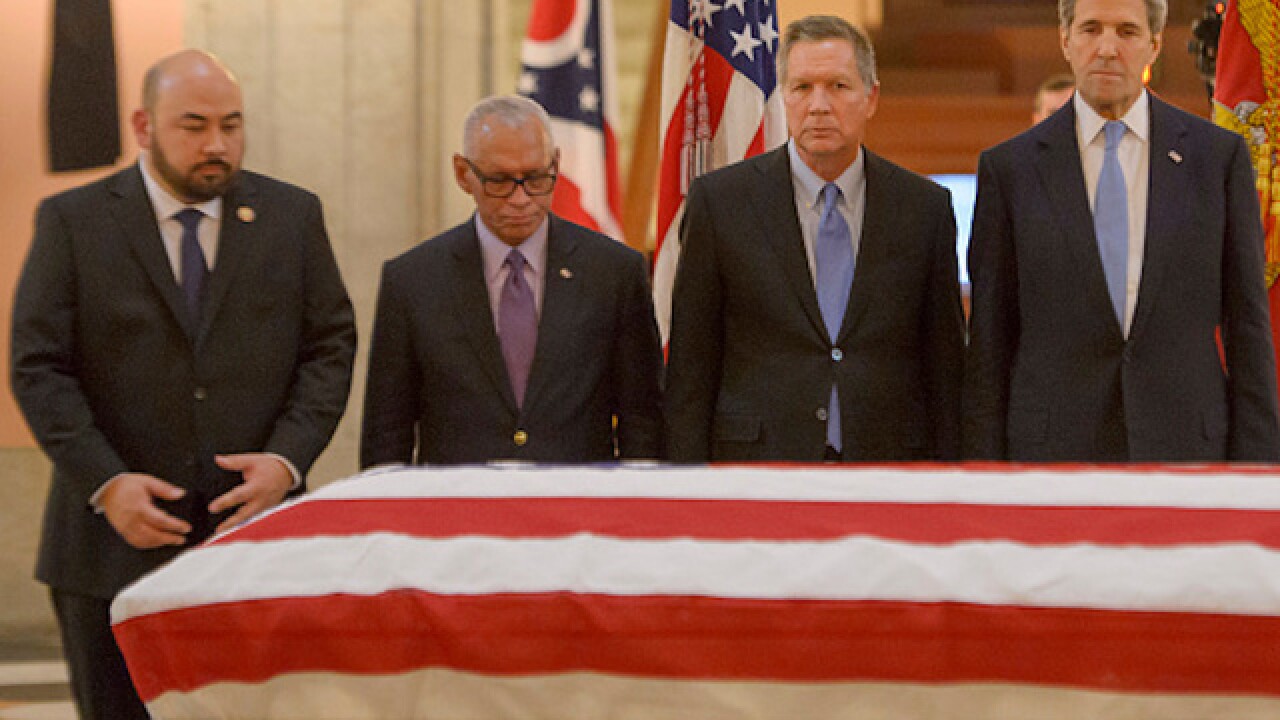 Thousands pay respect for John Glenn