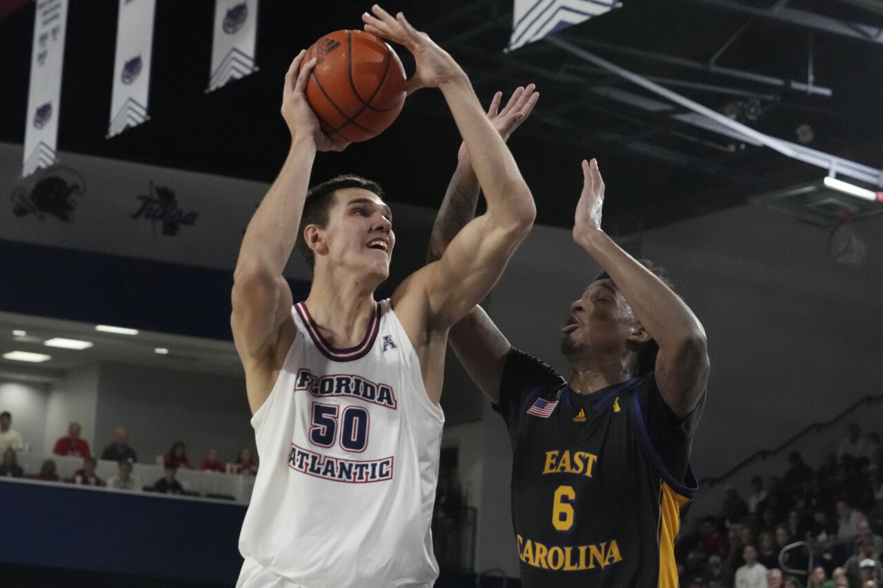 Florida Atlantic Owls center Vladislav Goldin drives to basket vs. East Carolina Pirates forward Brandon Johnson, Jan. 2, 2024