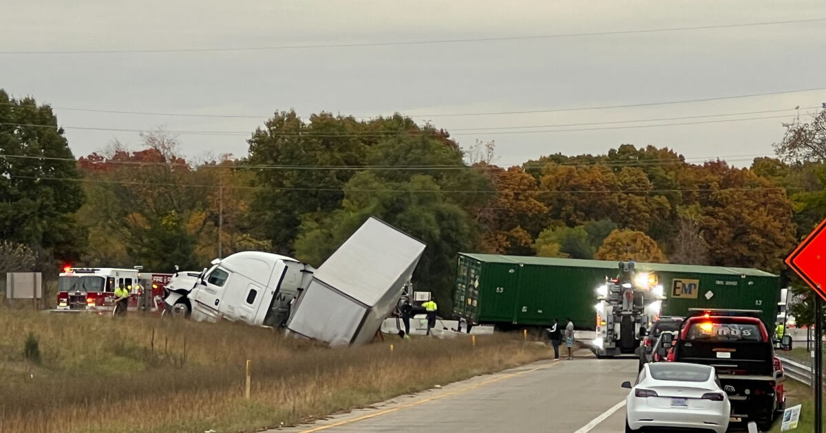 School, freeway closed because of multiple-semi crash - Vimarsana News