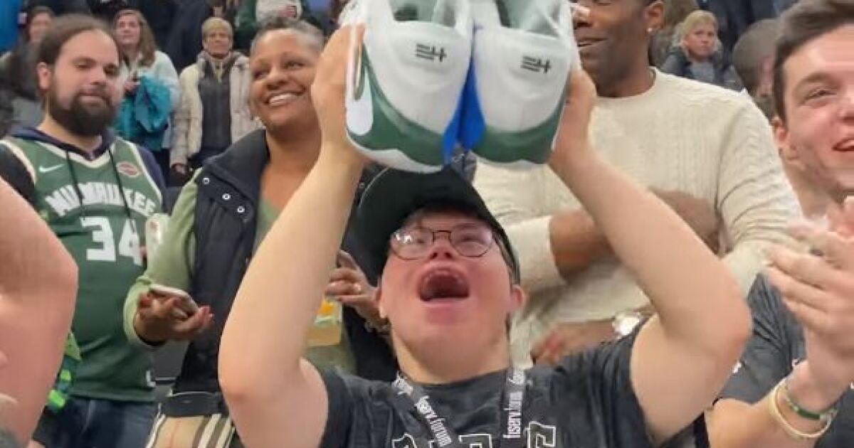 giannis wearing his shoes
