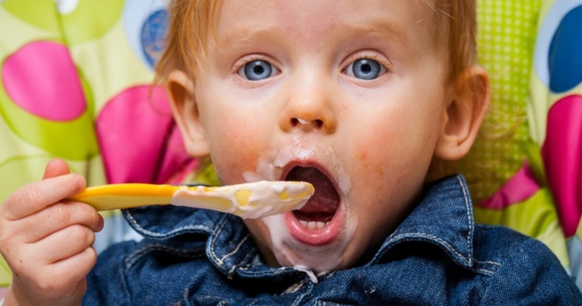 ребёнок не ест прикорм в 6 месяцев. нарушение аппетита у детей. ребенка кормят с ложечки. 9 месяцев плохо ест. человек ест детскую пюрешку.