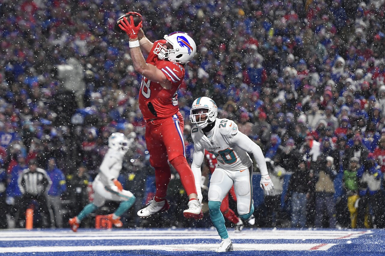 Buffalo Bills tight end Dawson Knox scores TD in fourth quarter vs. Miami Dolphins, Dec. 17, 2022