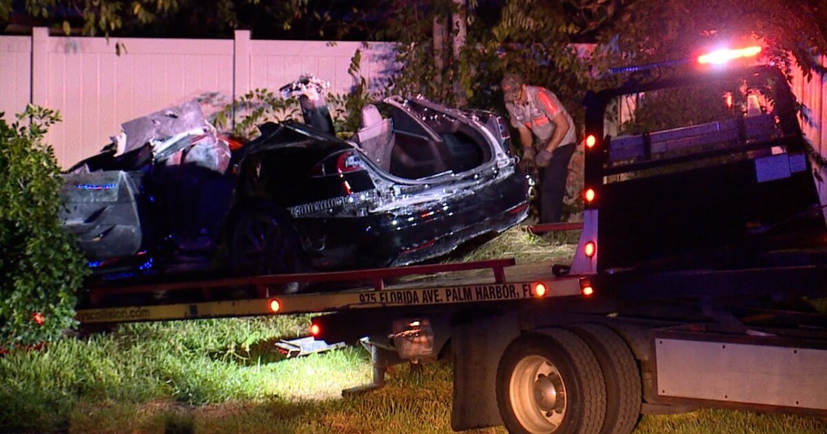 2 killed after car crashes into house in Pinellas County