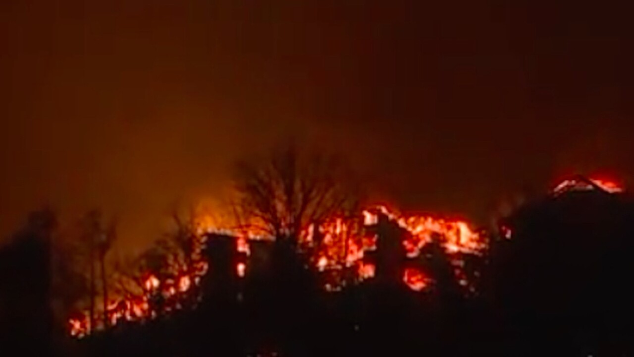Smoky Mountains wildfire moves toward Gatlinburg