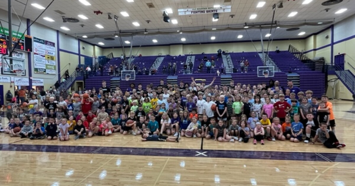Thanksgiving camp allows new Carroll coach Ryan Lundgren, team to give back - Vimarsana News