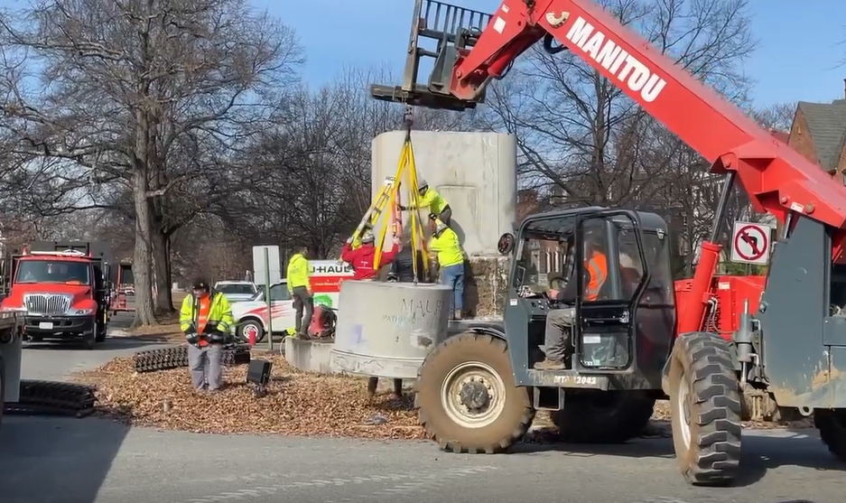 Confederate monument pedestal removal.png