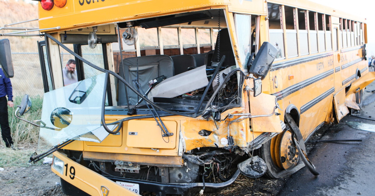 School bus crash in southeast Bakersfield leaves 1 dead - Vimarsana News