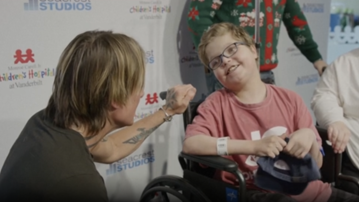 Keith Urban brings holiday cheer to children at Nashville hospital