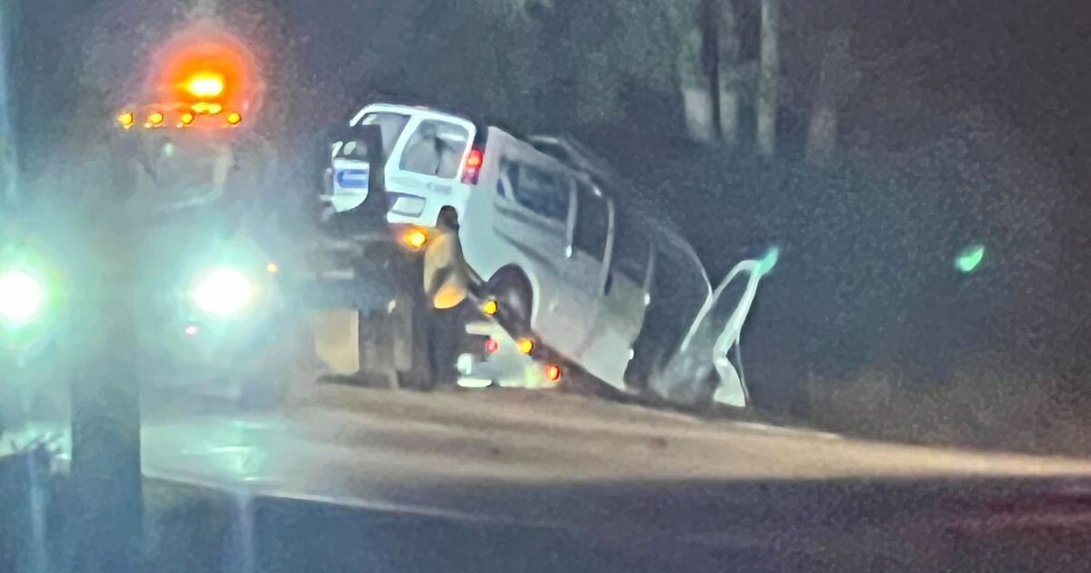 One dead after van crashes into tree in Waukesha County - Vimarsana News
