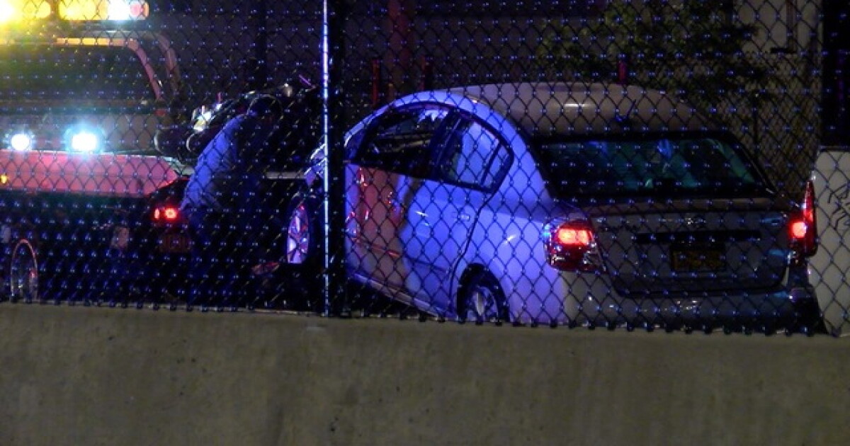 Crash shuts down Kensington Expressway
