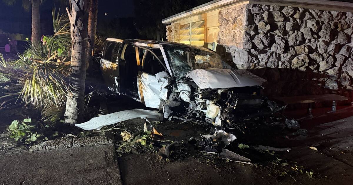 Three teens injured after vehicle crashes into Venice Beach Pavilion: VPD