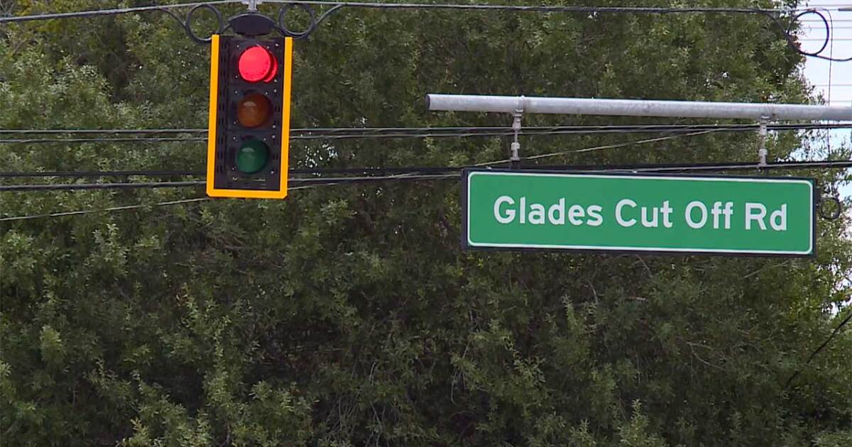 Flashing traffic light at Glades Cut Off Road still not operational after 6 months