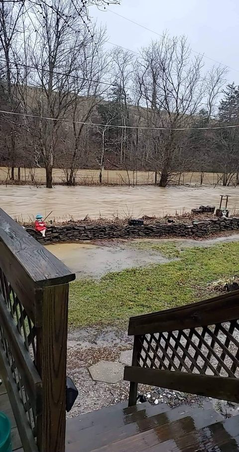 Pictures taken in Elmville, KY this morning around 7am.jpg