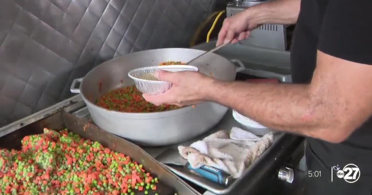 World Central Kitchen serves food to those impacted by Idalia in Steinhatchee - Vimarsana News