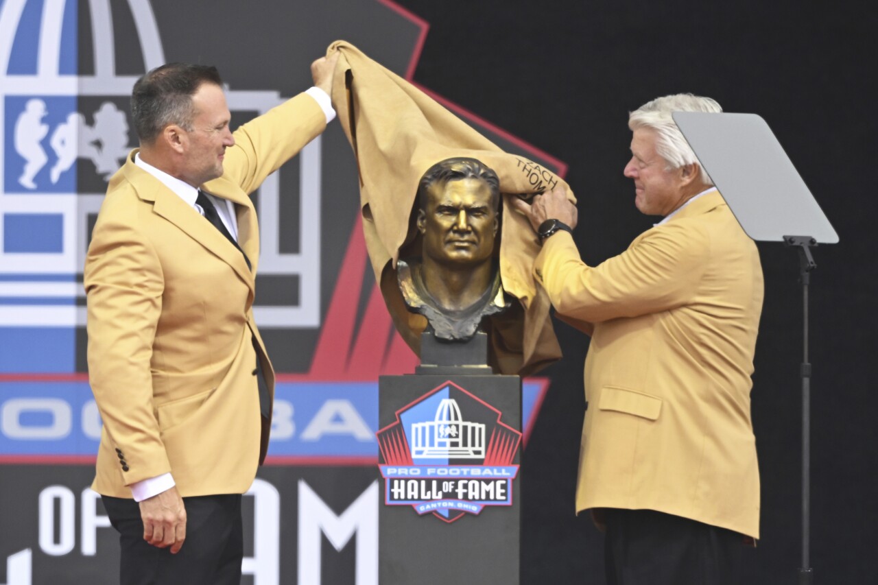 Former Miami Dolphins linebacker Zach Thomas and head coach Jimmy Johnson unveil bust during enshrinement at Pro Football Hall of Fame, Aug. 5, 2023