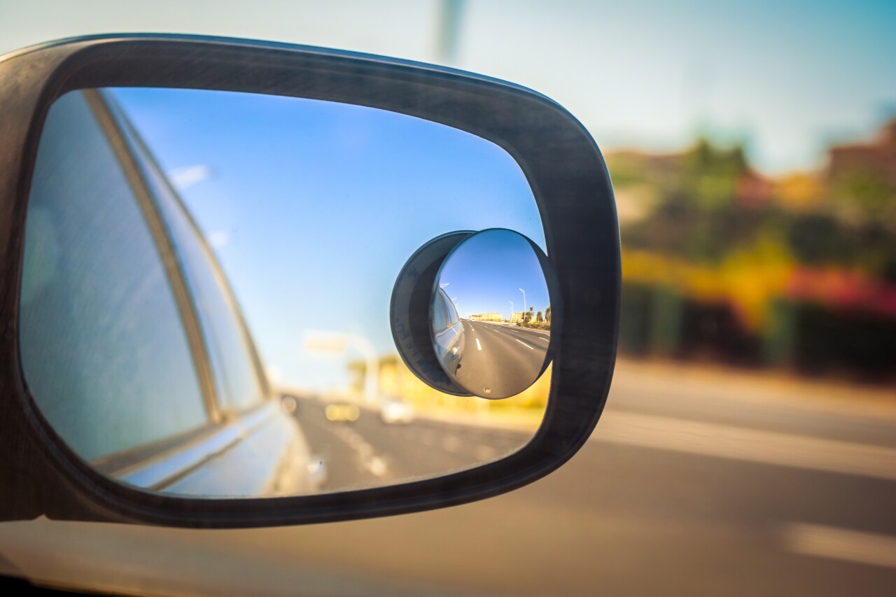 Side,View,Mirror,On,A,Car,,Reflection,Of,The,Road