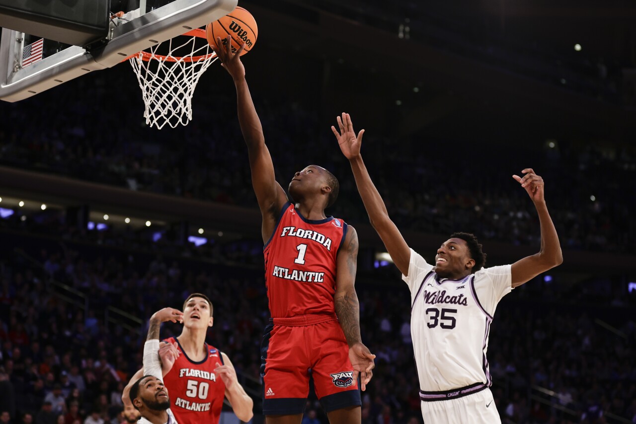 Florida Atlantic Owls guard Johnell Davis drives to basket vs. Kansas State Wildcats in Elite Eight of NCAA tournament, March 25, 2023