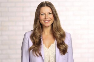 Kelly Headshot.jpg