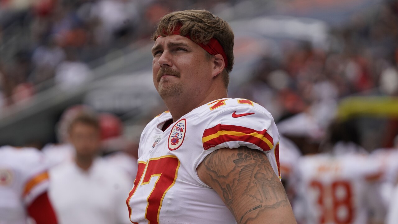 Chiefs starting RT Andrew Wylie returns after injury at Colts