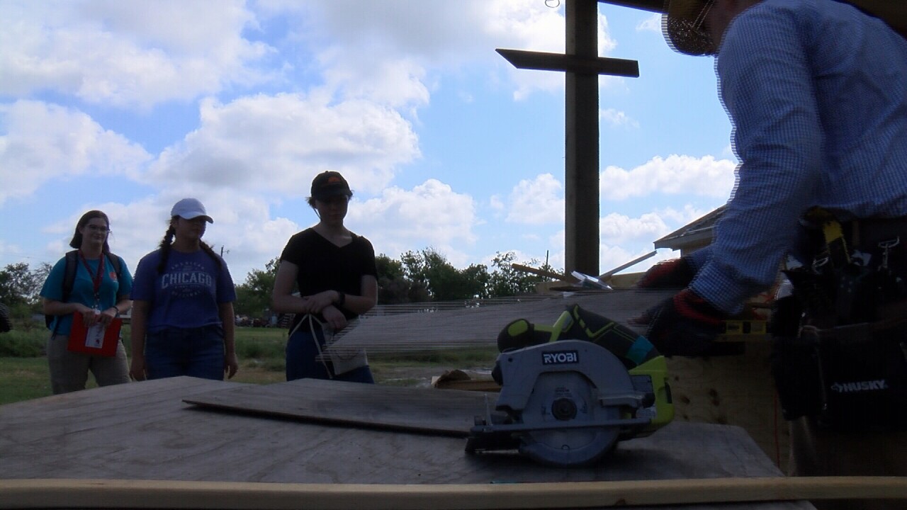 Young volunteers help with Harvey damage