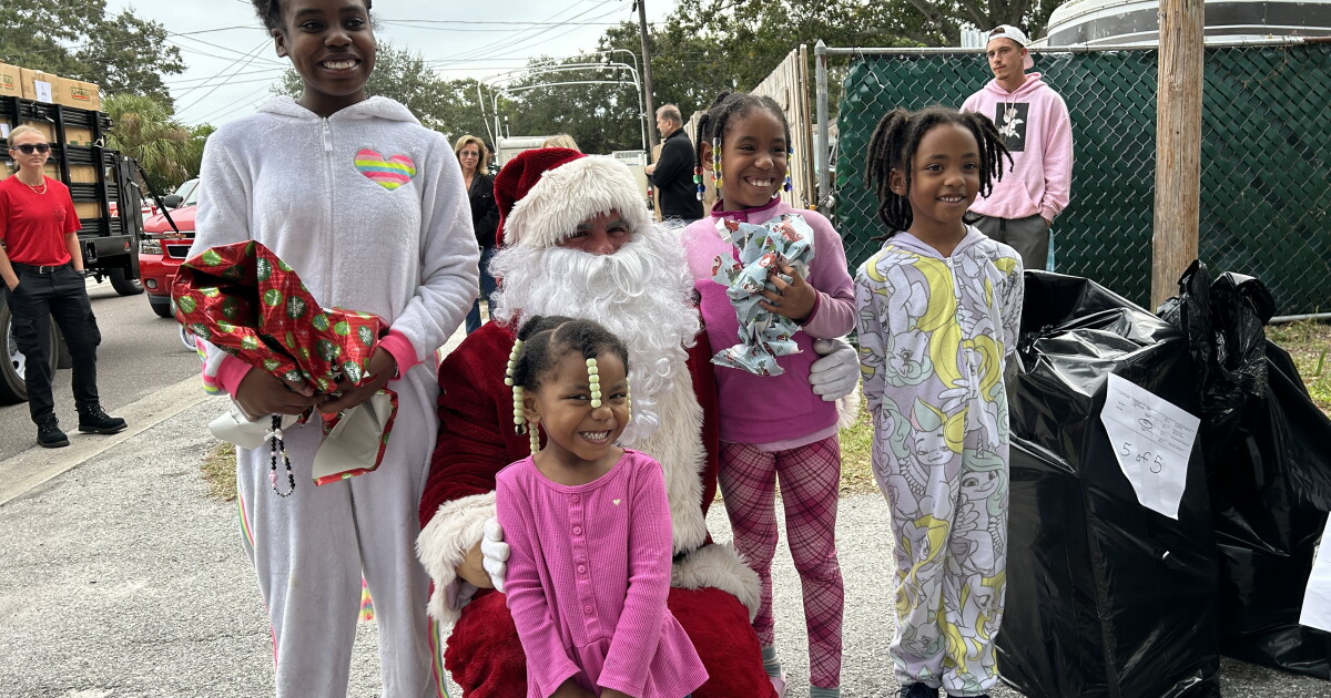 Riding in a fire truck, Santa delivers gifts to children in Lealman - Vimarsana News