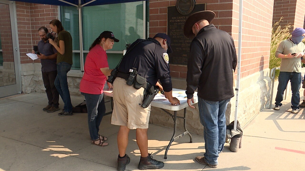 Ammon Bundy at Ada County Courthouse