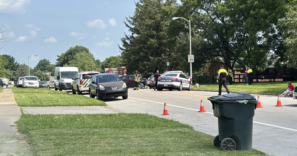 Alexandria Drive in Lexington shut down due to crash