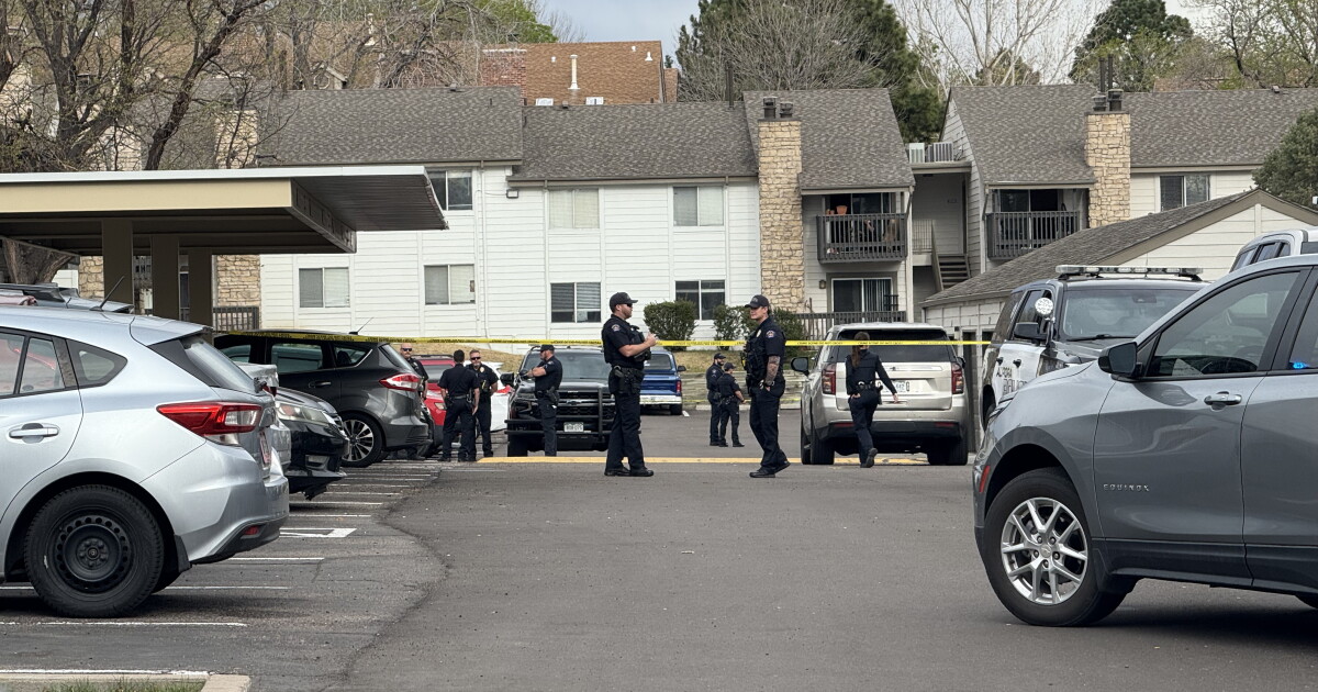 Aurora officer stabbed, suspect dead, police say