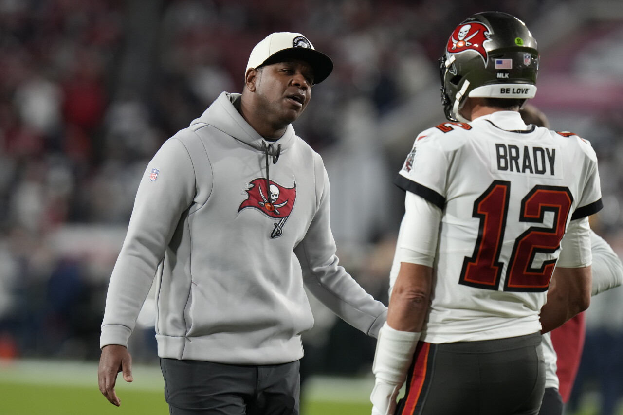 Tampa Bay Buccaneers offensive coordinator Byron Leftwich talks to QB Tom Brady during wild-card playoff game vs. Dallas Cowboys, Jan. 16, 2023