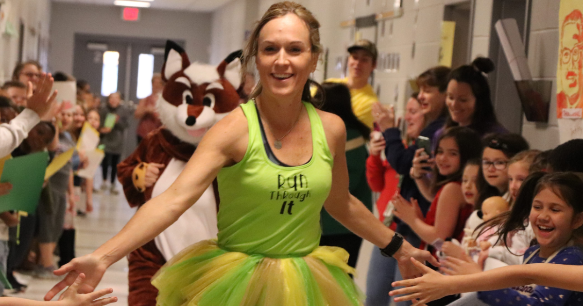 This teacher ran more than 100 miles to raise scholarship money for her students - Vimarsana News