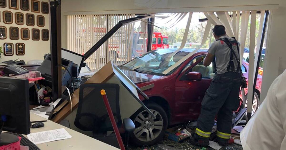 Car crashes through Brooksville insurance building