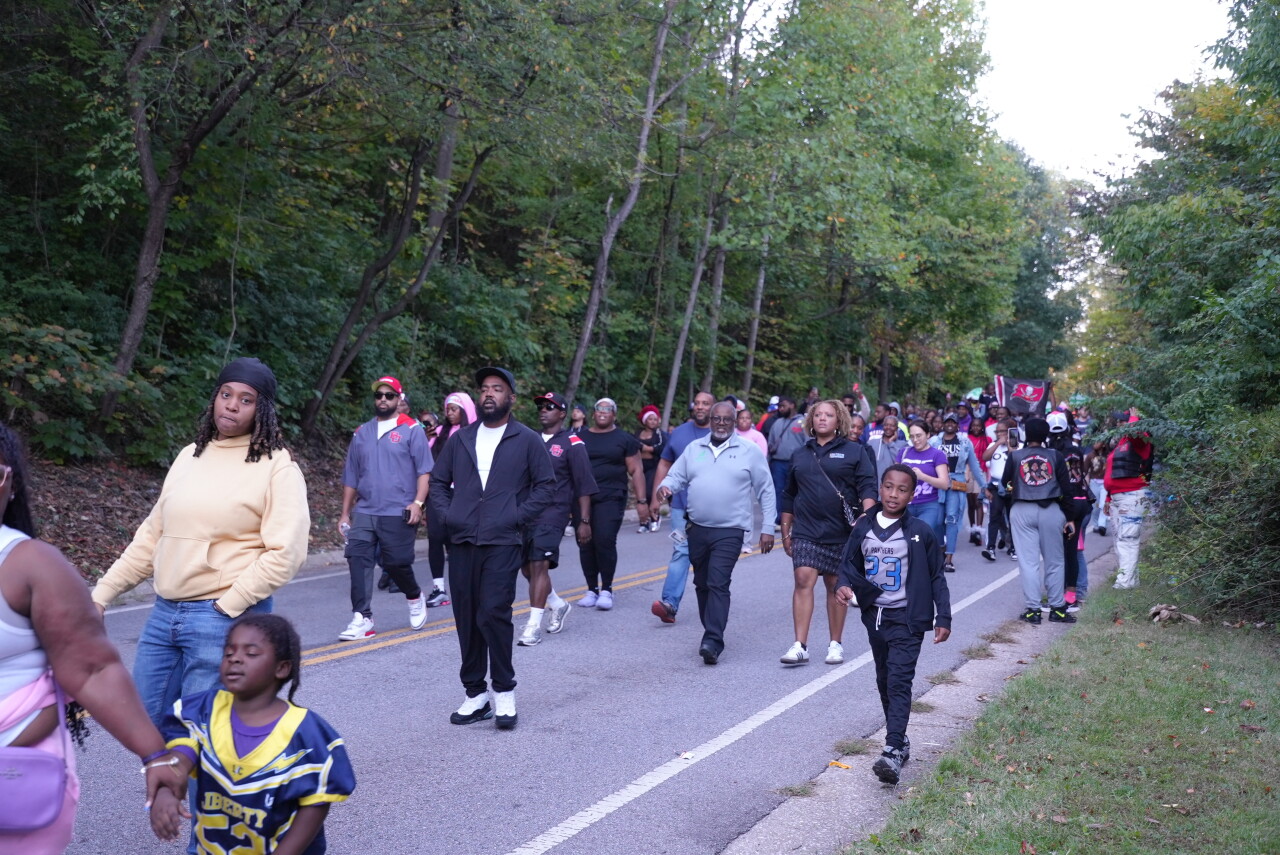 The large crowd walking in honor of Khloe