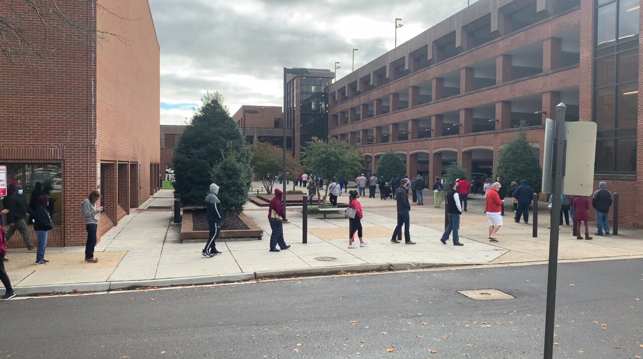 Henrico voting line Oct 30 04.jpg