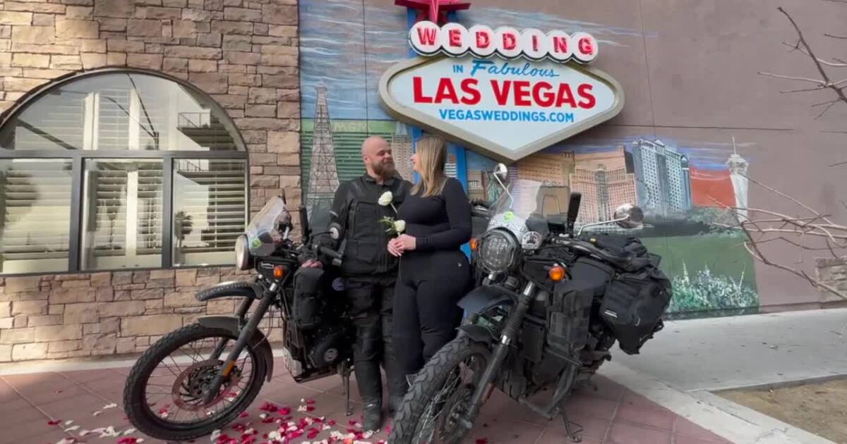 Hundreds of couples get married on Valentine's Day in Las Vegas