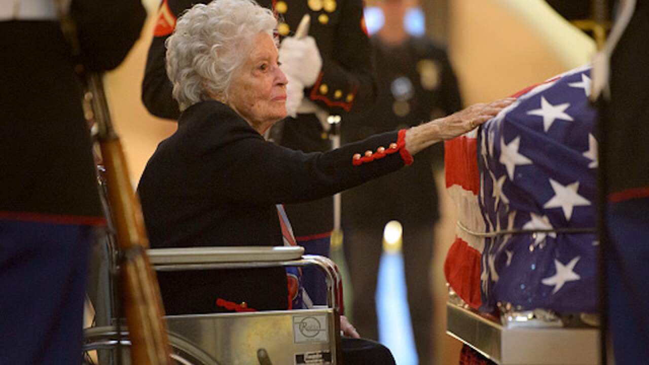 Thousands pay respect for John Glenn