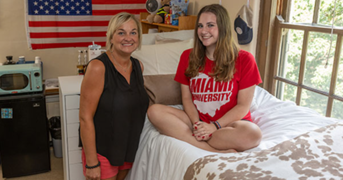 Miami University freshman moves into same dorm room as her mom 33 years later - Vimarsana News