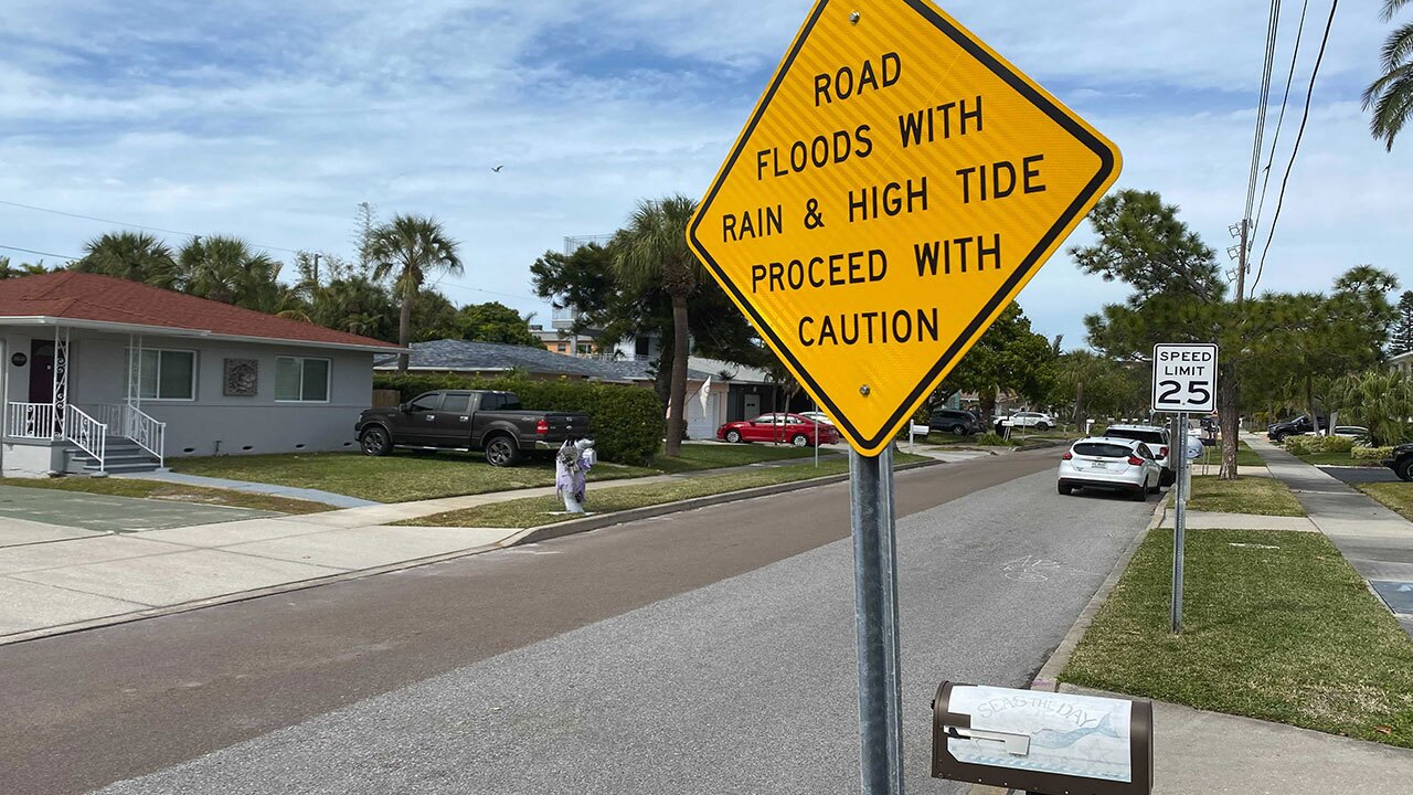 st-pete-beach-sign-in-the-neighborhood-warning-of-flooding-WFTS-HOLLENBECK.jpg