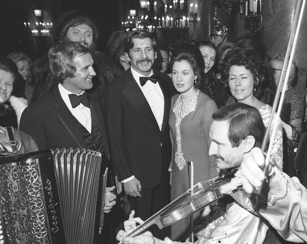 'Fiddler on the Roof' director Norman Jewison, actor Chaim Topol, his wife listen to violinist Pali Gesztros at Paris Opera gala in 1971