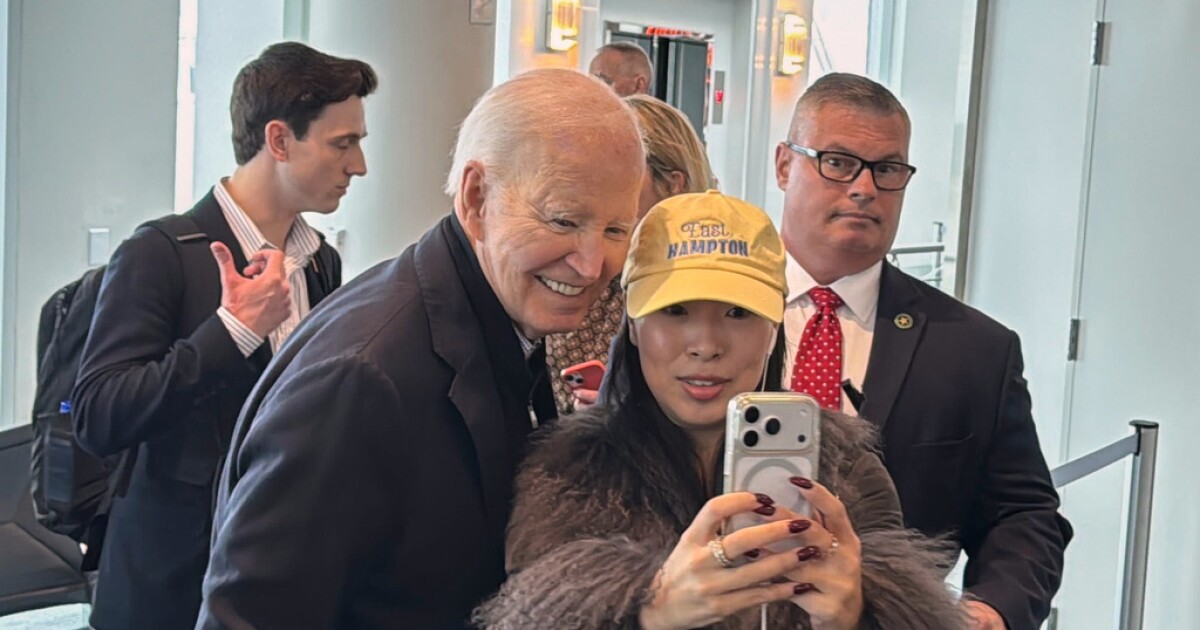 Former President Biden flies commercial, wins over fellow travelers during delay