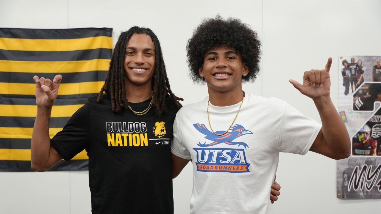 Sinton's Sean Hughes signs with TLU and Mykha Green signs with UTSA football