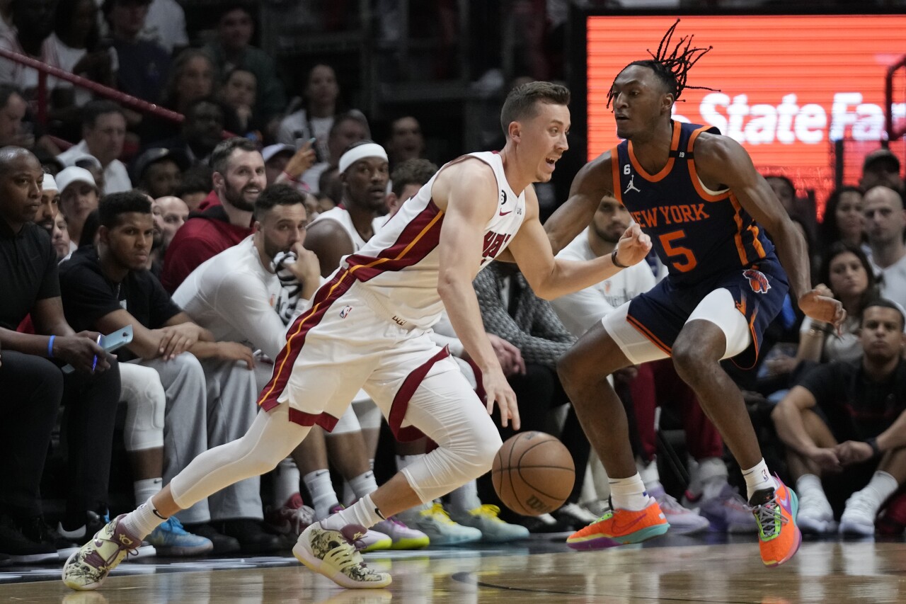 Miami Heat forward Duncan Robinson drives to basket vs. New York Knicks