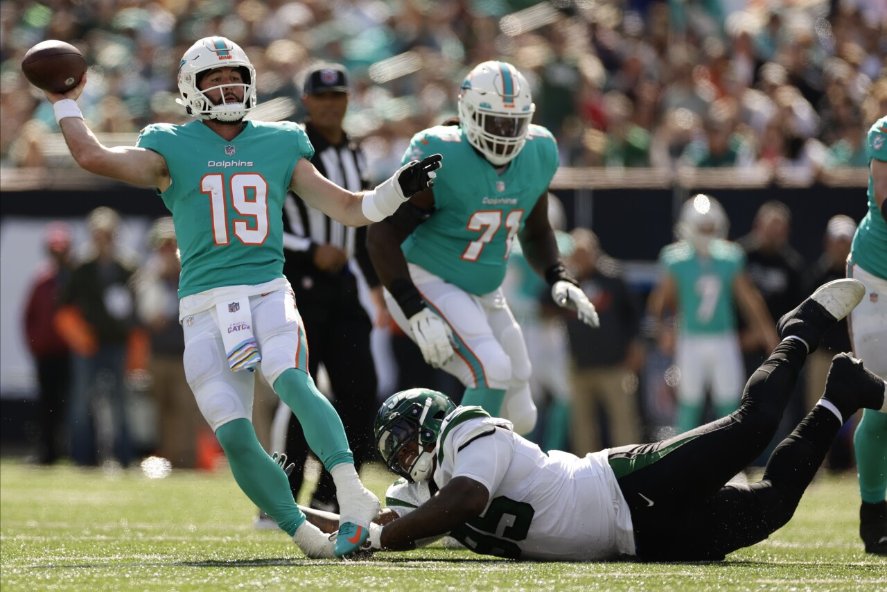 New York Jets defensive tackle Quinnen Williams pulls down Miami Dolphins QB Skylar Thompson, Oct. 9, 2022