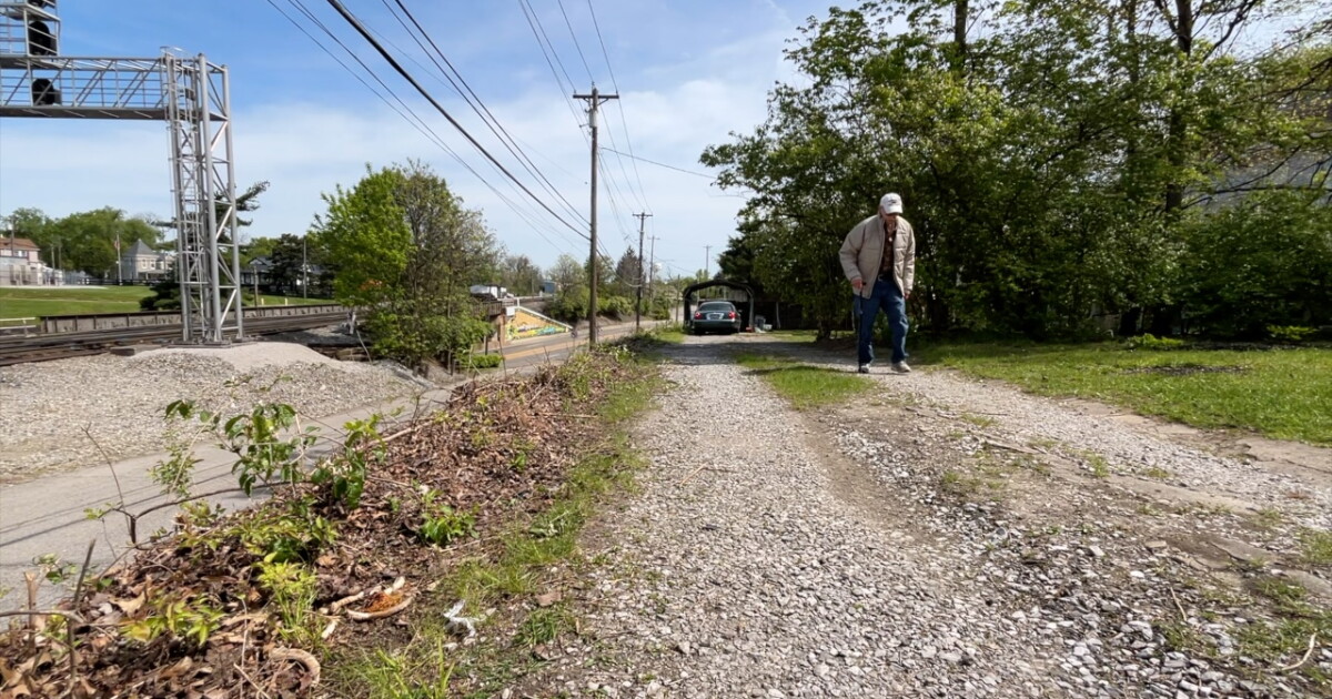 Erlanger man worried about safety because of 18-foot drop next to his house - Vimarsana News