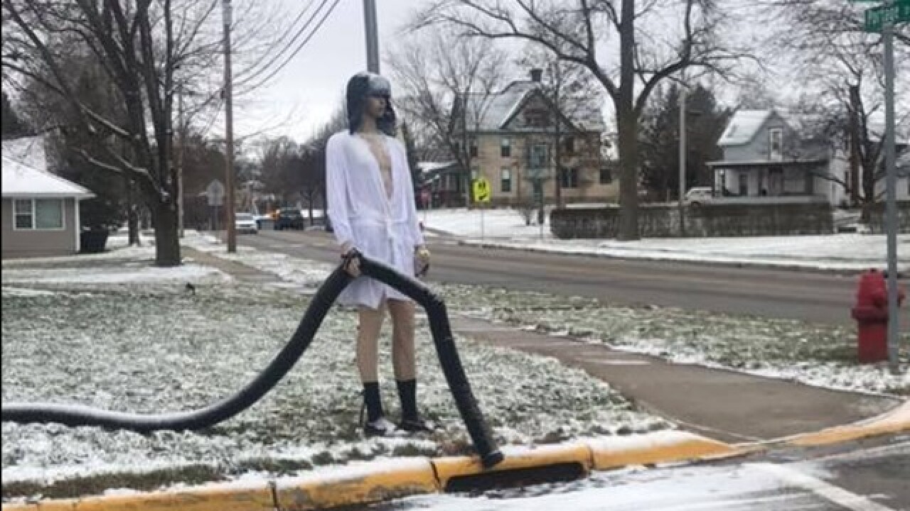 Officers spot ‘Cousin Eddie' emptying RV