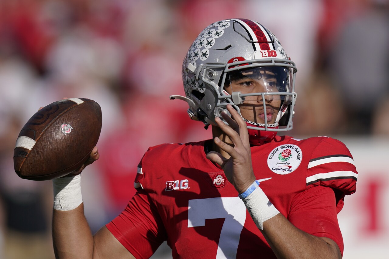 Ohio State Buckeyes QB prepares to throw in 2022 Rose Bowl