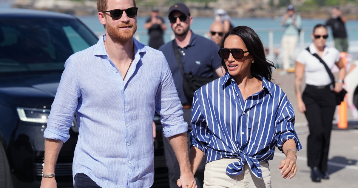 O príncipe Harry e sua esposa Meghan chegam ao Reino Unido para um novo começo. O príncipe Harry e sua esposa Meghan chegam ao Reino Unido para um novo começo.