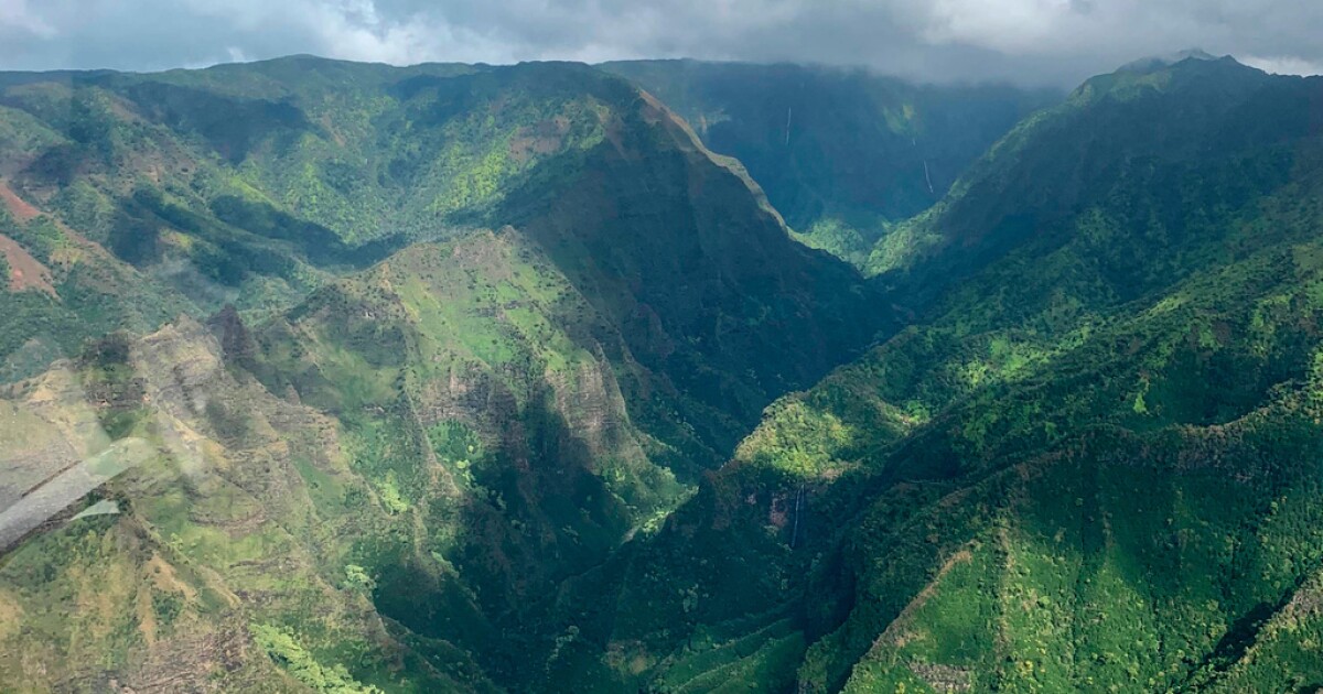 3 killed in tourist helicopter crash on the Hawaiian island of Kauai