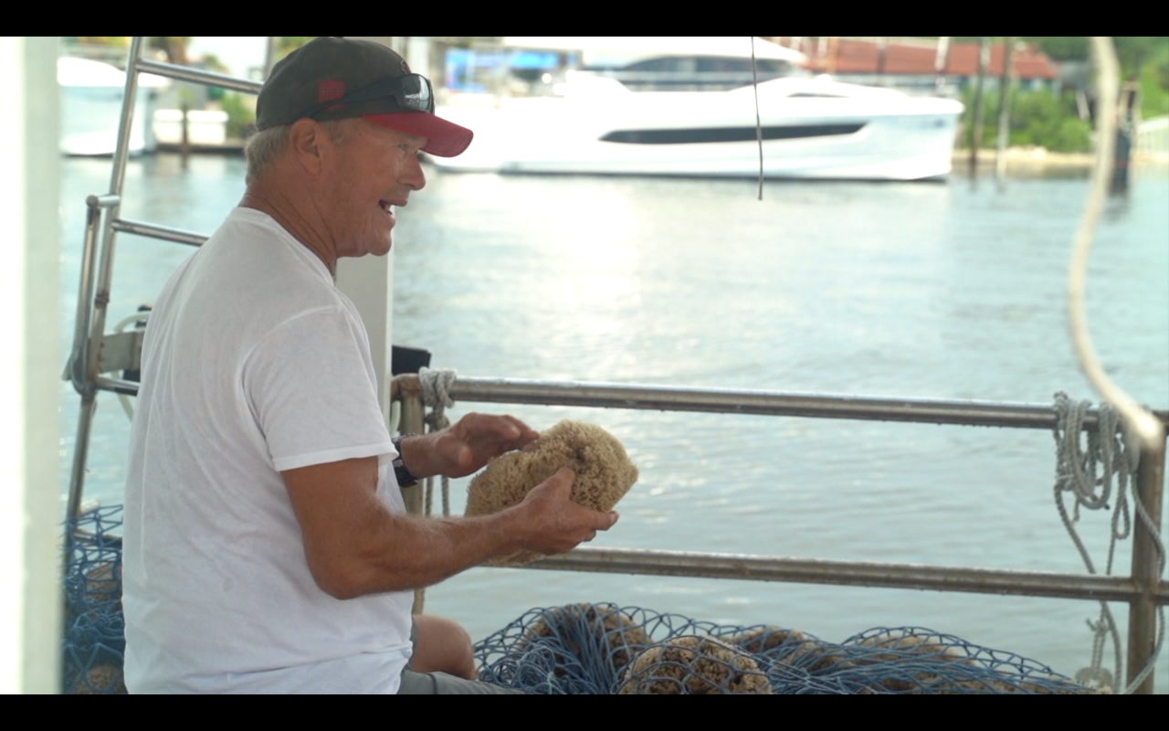 Καθαρισμός της ιστορικής περιοχής Sponge Docks στο Tarpon Springs μετά το χτύπημα της καταιγίδας Idalia