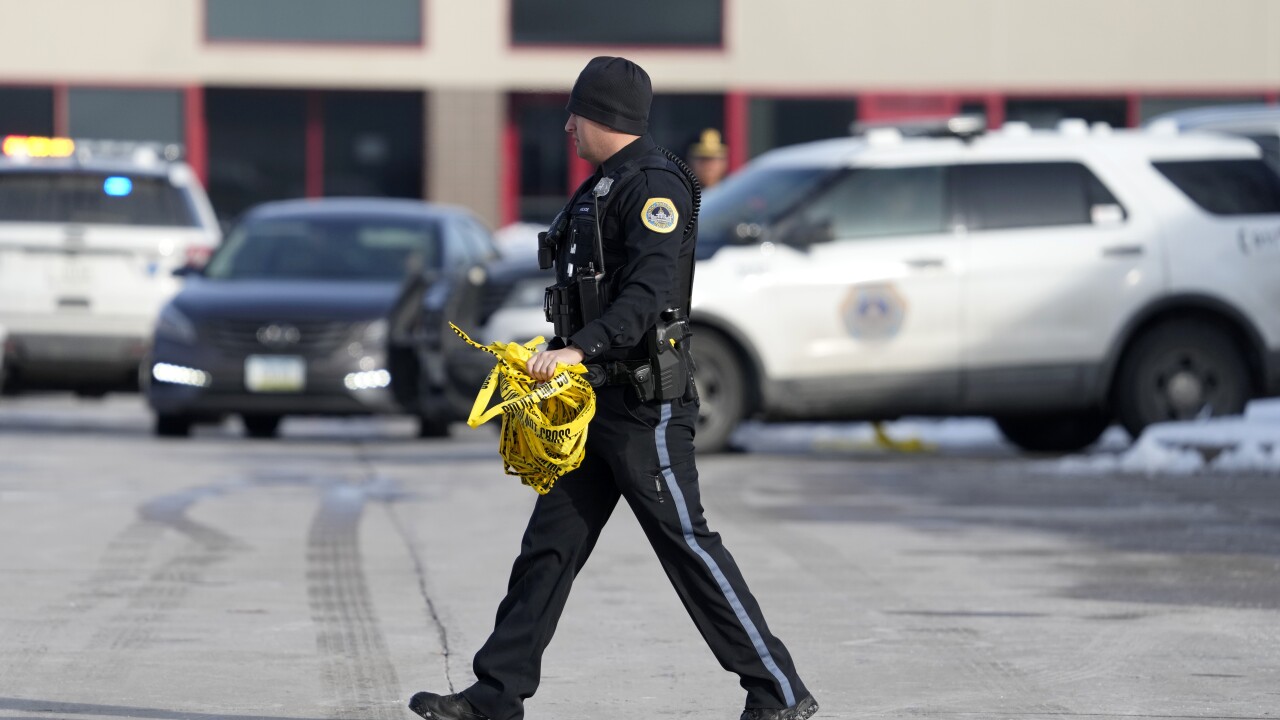 Police 2 Students Dead Teacher Hurt In Des Moines Shooting police-2-students-dead-teacher-hurt-in-des-moines-shooting