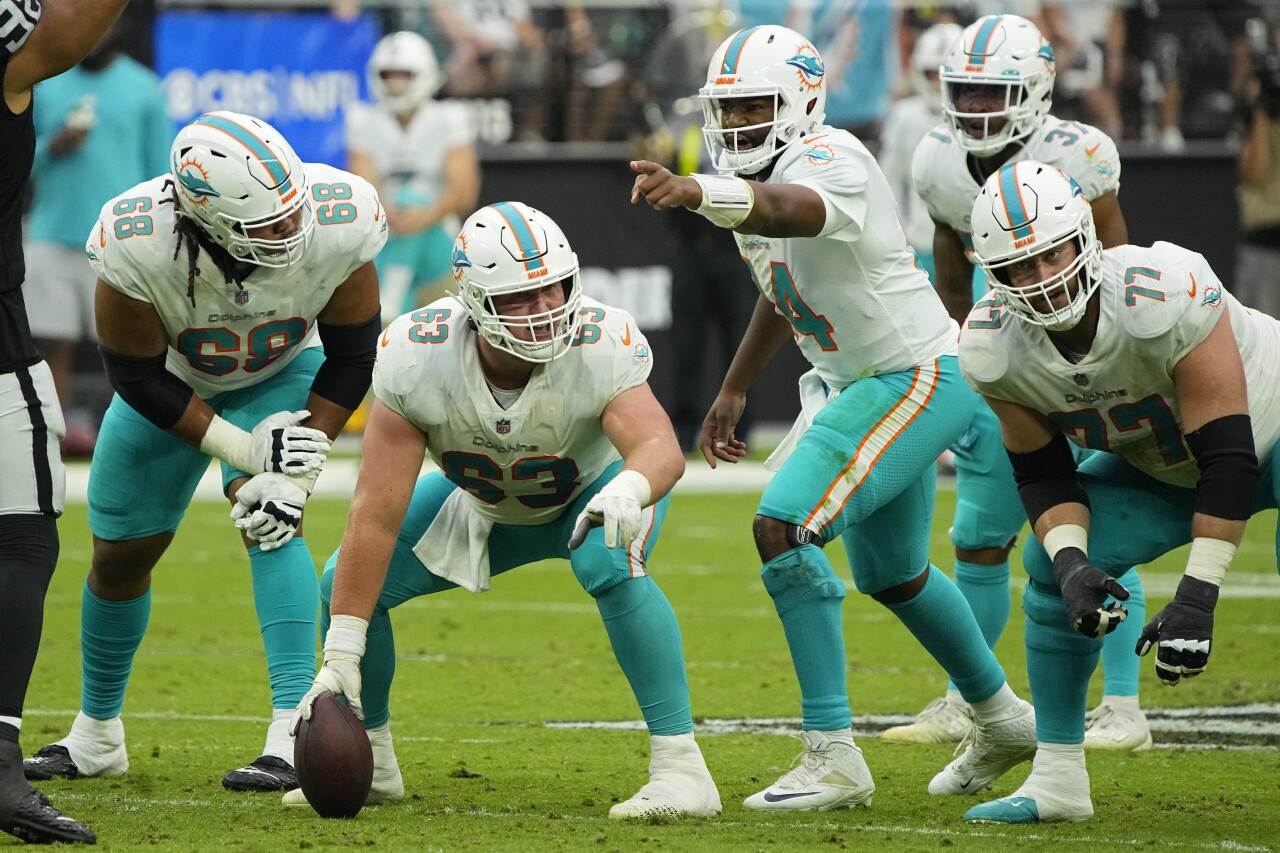 Miami Dolphins center Michael Deiter prepares to snap to QB Jacoby Brissett, Sept. 26, 2021